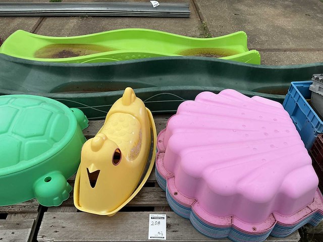 Speeltoestel- 3 x schuifaf + kinder tuinset enz - afbeelding 1 van  4