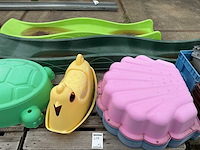 Speeltoestel- 3 x schuifaf + kinder tuinset enz - afbeelding 1 van  4