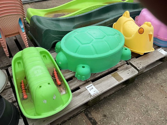 Speeltoestel- 3 x schuifaf + kinder tuinset enz - afbeelding 3 van  4