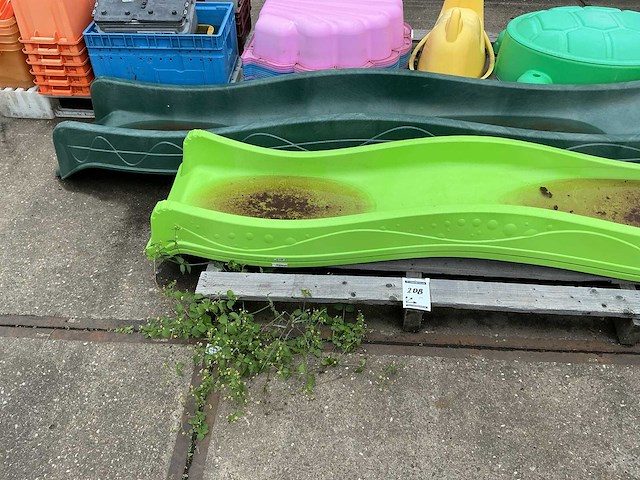 Speeltoestel- 3 x schuifaf + kinder tuinset enz - afbeelding 4 van  4