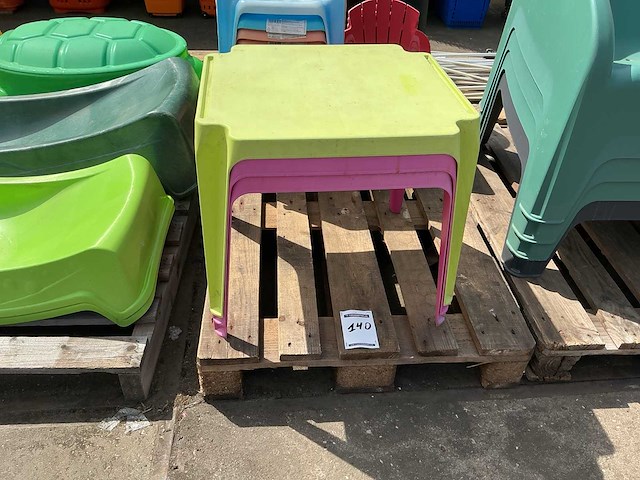 Speeltoestel tuin tafel + partij stoelen (3x) - afbeelding 1 van  4