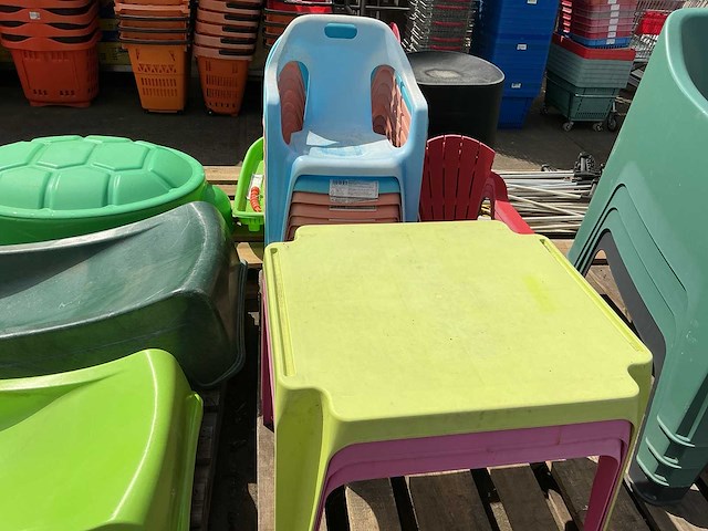 Speeltoestel tuin tafel + partij stoelen (3x) - afbeelding 4 van  4