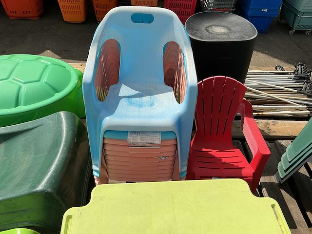 Speeltoestel tuin tafel + partij stoelen (3x) - afbeelding 4 van  4