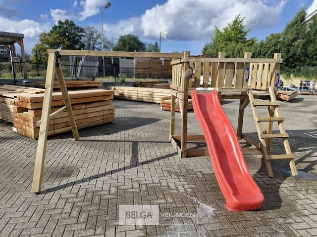 Speeltoren met schuifaf en schommels - afbeelding 1 van  6