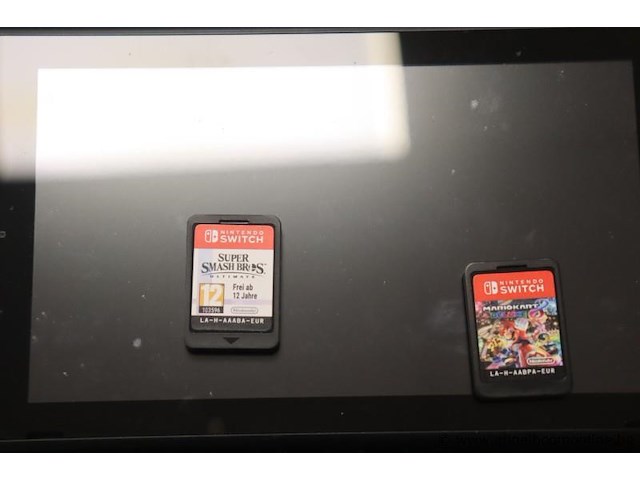 Spelconsole nintendo switch plus 2 spelletjes, zonder kabels werking niet gekend - afbeelding 3 van  4
