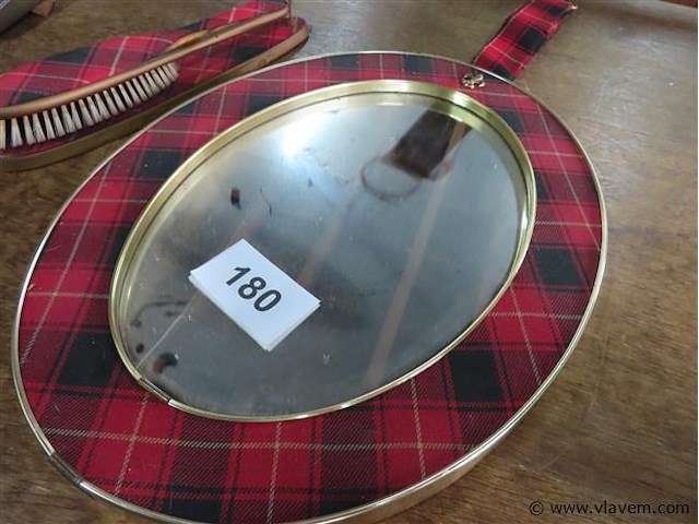 Spiegel en borstel - afbeelding 3 van  3