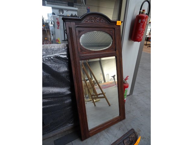 Spiegel in houten kader - afbeelding 2 van  2