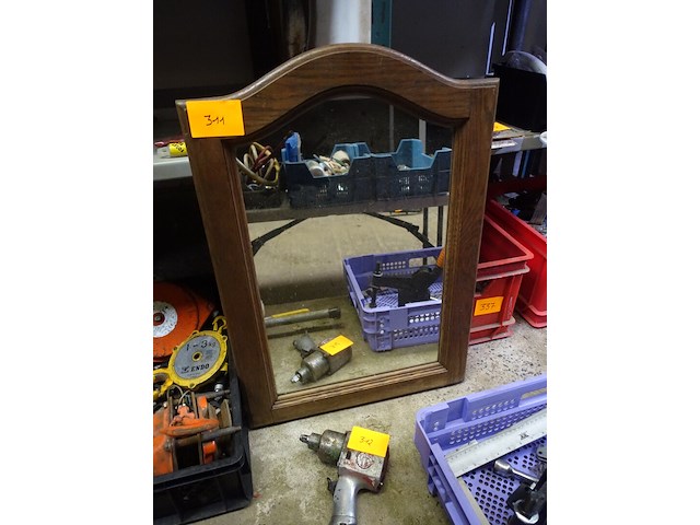 Spiegel met houten frame - afbeelding 1 van  1