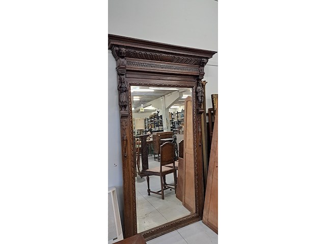 Spiegel met houtsnijwerk - afbeelding 1 van  3