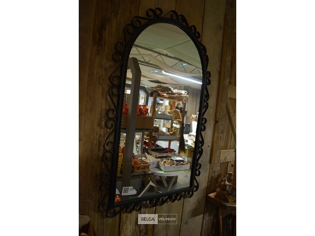 Spiegel met ijzeren kader - afbeelding 1 van  4