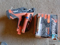 Spijkermachine met toebehoren