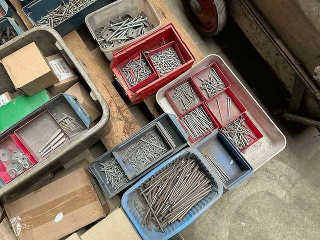 Spijkers, nagels & nieten - afbeelding 1 van  2