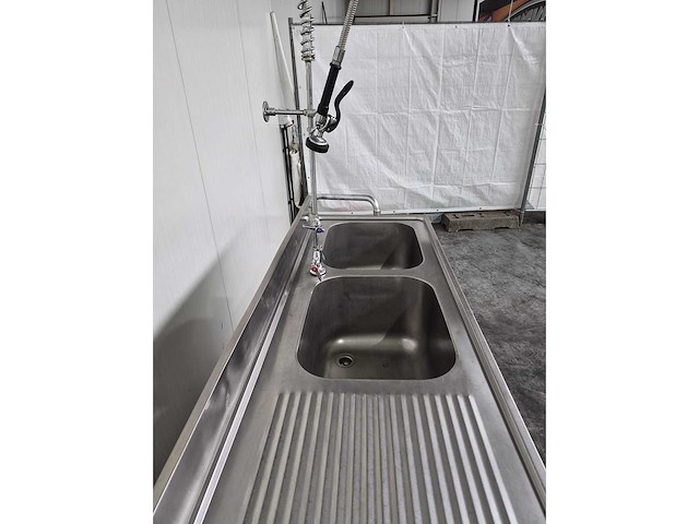 Spoelbak en werktafel met kraan - afbeelding 1 van  2