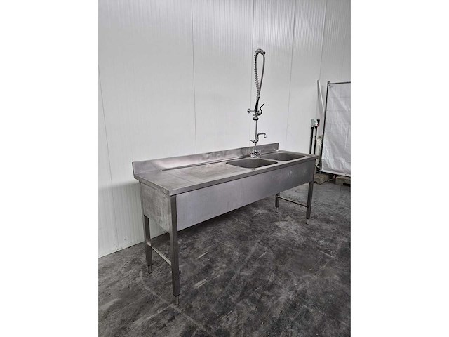 Spoelbak en werktafel met kraan - afbeelding 2 van  2