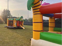 Springkasteel dino met glijbaan