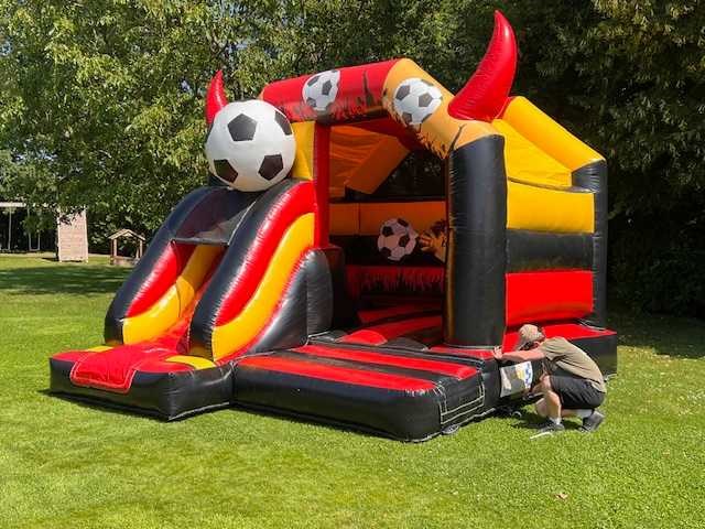 Springkasteel red devil - overdekt met glijbaan - afbeelding 1 van  4