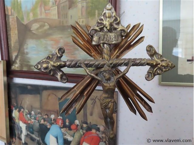 Staand kruisbeeld - afbeelding 2 van  3