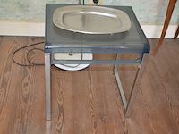 Staande lamp wit, 2 bijzettafeltjes, kruisbeeld, bruin rond houten bijzettafeltje 2 laden, bluetooth speaker anker, 2 zonnebrillen, wandversiering - afbeelding 2 van  10