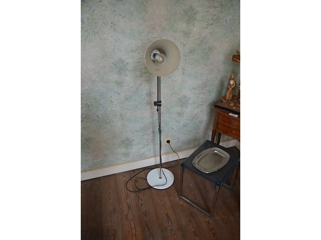 Staande lamp wit, 2 bijzettafeltjes, kruisbeeld, bruin rond houten bijzettafeltje 2 laden, bluetooth speaker anker, 2 zonnebrillen, wandversiering - afbeelding 3 van  10
