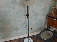 Staande lamp wit, 2 bijzettafeltjes, kruisbeeld, bruin rond houten bijzettafeltje 2 laden, bluetooth speaker anker, 2 zonnebrillen, wandversiering - afbeelding 3 van  10