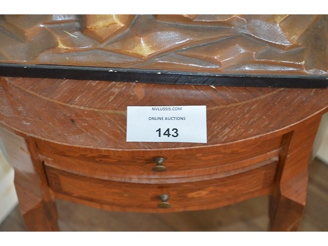 Staande lamp wit, 2 bijzettafeltjes, kruisbeeld, bruin rond houten bijzettafeltje 2 laden, bluetooth speaker anker, 2 zonnebrillen, wandversiering - afbeelding 4 van  10