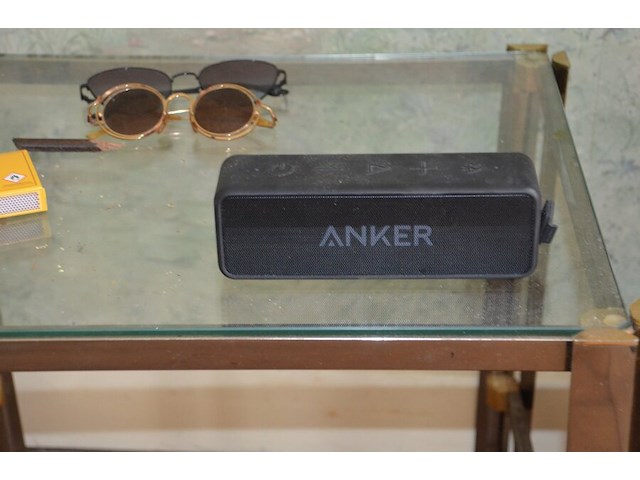 Staande lamp wit, 2 bijzettafeltjes, kruisbeeld, bruin rond houten bijzettafeltje 2 laden, bluetooth speaker anker, 2 zonnebrillen, wandversiering - afbeelding 7 van  10