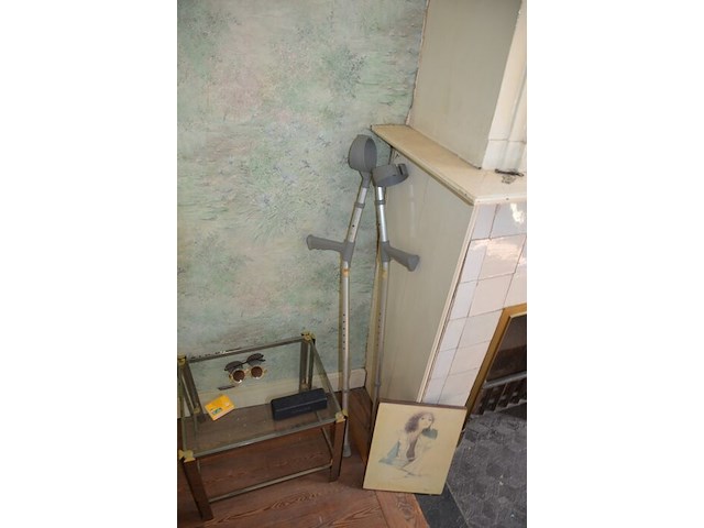 Staande lamp wit, 2 bijzettafeltjes, kruisbeeld, bruin rond houten bijzettafeltje 2 laden, bluetooth speaker anker, 2 zonnebrillen, wandversiering - afbeelding 9 van  10