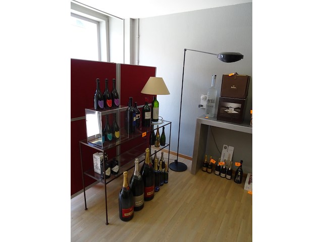 Staande metalen lamp + metalen/glazen meubel - afbeelding 1 van  4