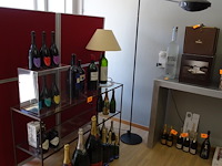 Staande metalen lamp + metalen/glazen meubel - afbeelding 1 van  4