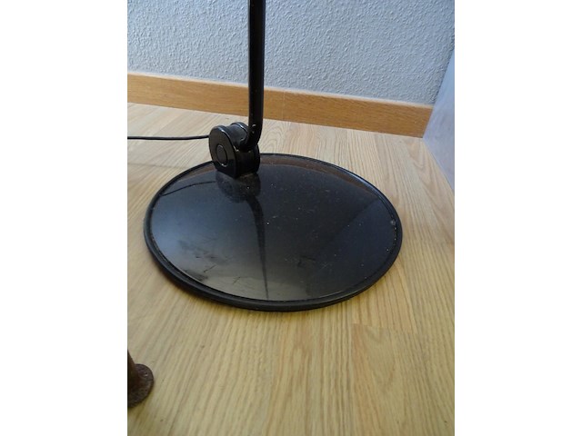 Staande metalen lamp + metalen/glazen meubel - afbeelding 2 van  4