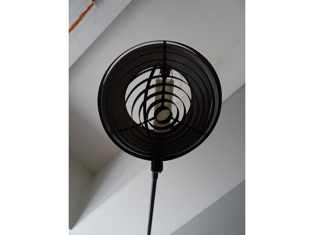 Staande metalen lamp + metalen/glazen meubel - afbeelding 3 van  4