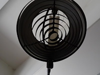 Staande metalen lamp + metalen/glazen meubel - afbeelding 3 van  4