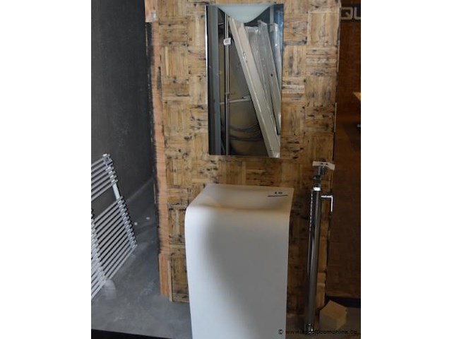 Staande wasbak en rechthoekige spiegel - afbeelding 1 van  4