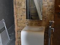 Staande wasbak en rechthoekige spiegel - afbeelding 1 van  4