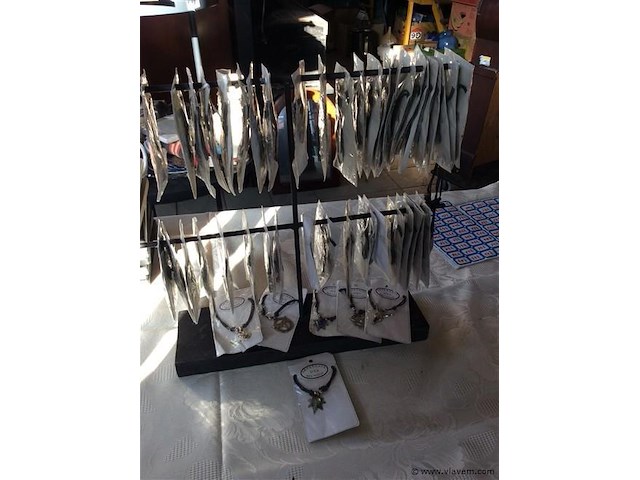 Staander met lot juweeltjes - afbeelding 1 van  3