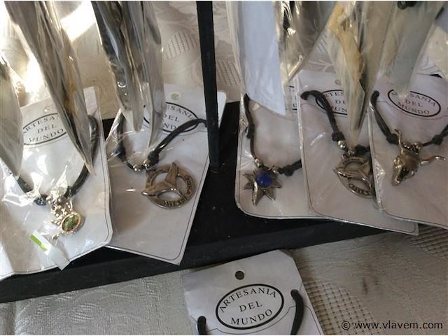 Staander met lot juweeltjes - afbeelding 2 van  3