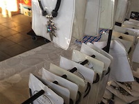 Staander met lot juweeltjes - afbeelding 3 van  3