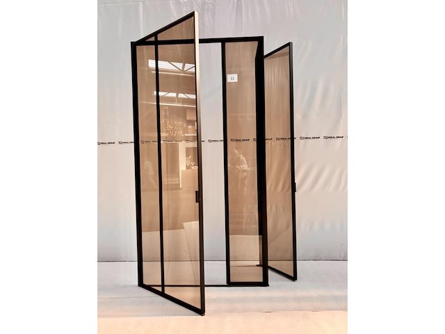 Stalen deurgeheel in hoekopstelling - afbeelding 1 van  7