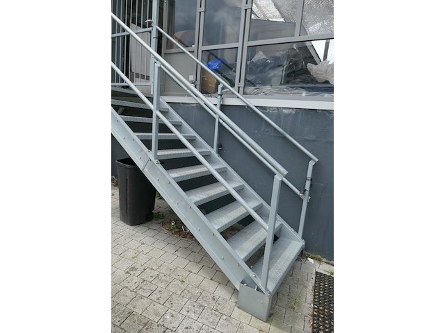 Stalen industriële buitentrap - afbeelding 2 van  3