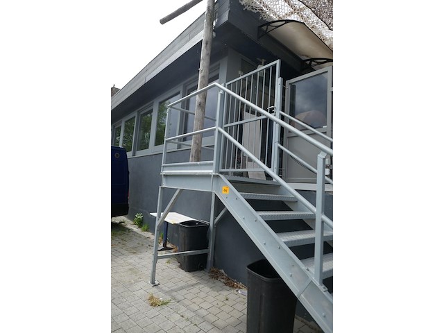 Stalen industriële buitentrap - afbeelding 3 van  3
