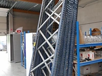 Stalen magazijnrek gedemonteerd