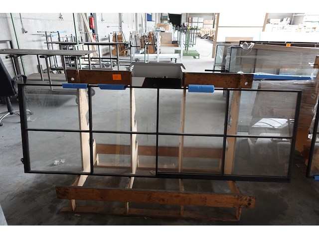 Stalen schuifdeur met glas - afbeelding 1 van  6