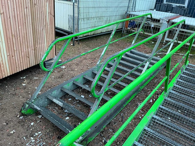 Stalen trap met bordes - afbeelding 1 van  3