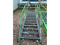Stalen trap met bordes - afbeelding 2 van  3