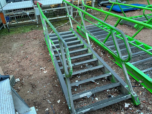 Stalen trap met bordes - afbeelding 3 van  3