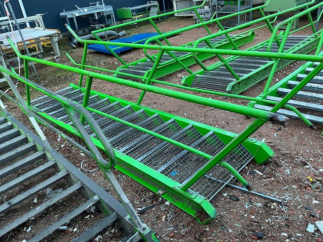 Stalen trap met bordes - afbeelding 1 van  3