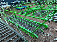 Stalen trap met bordes - afbeelding 1 van  3