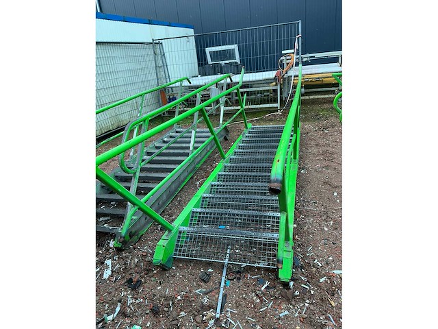 Stalen trap met bordes - afbeelding 2 van  3