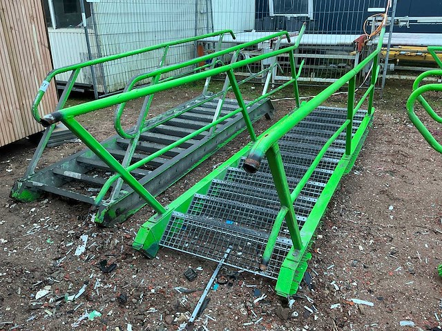 Stalen trap met bordes - afbeelding 3 van  3
