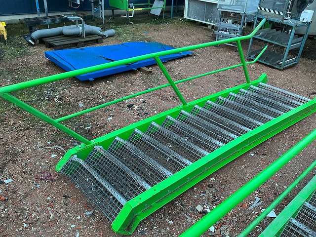 Stalen trap met bordes - afbeelding 1 van  3